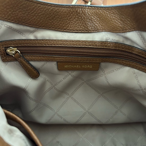 Michael Kors Lillian Medium
Shoulder - Picture 13 of 15